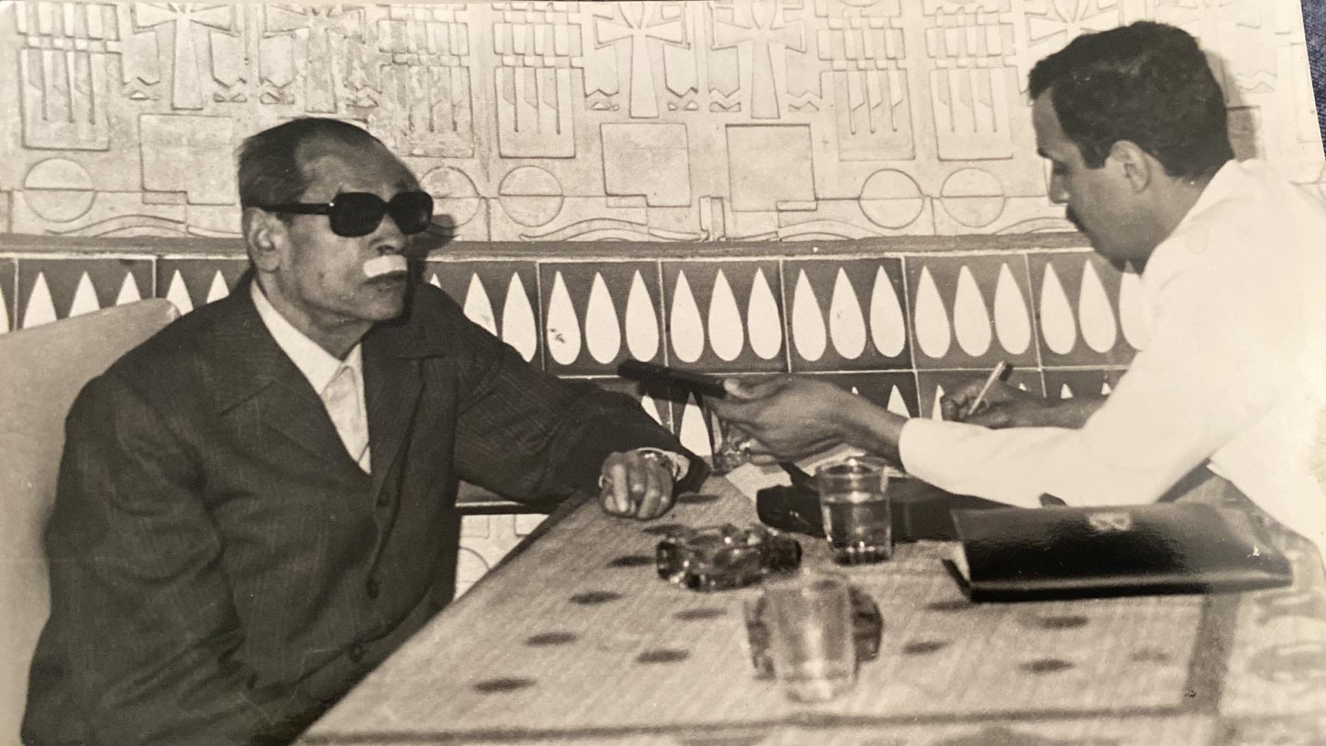 حوار جانبي في فضاء تقليدي